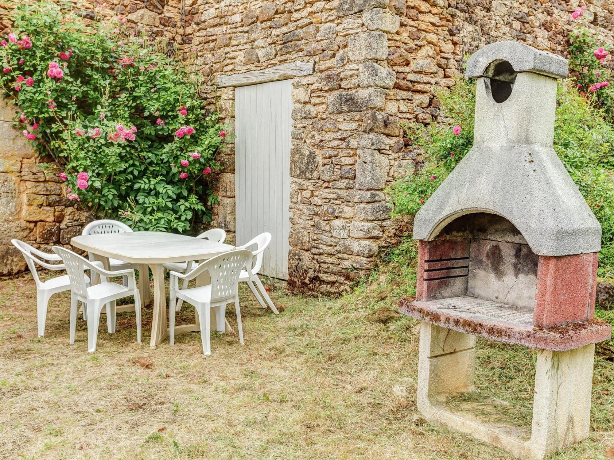 Cosy Holiday Home In Lantheuil With Garden Villefranche-du-Périgord Kültér fotó